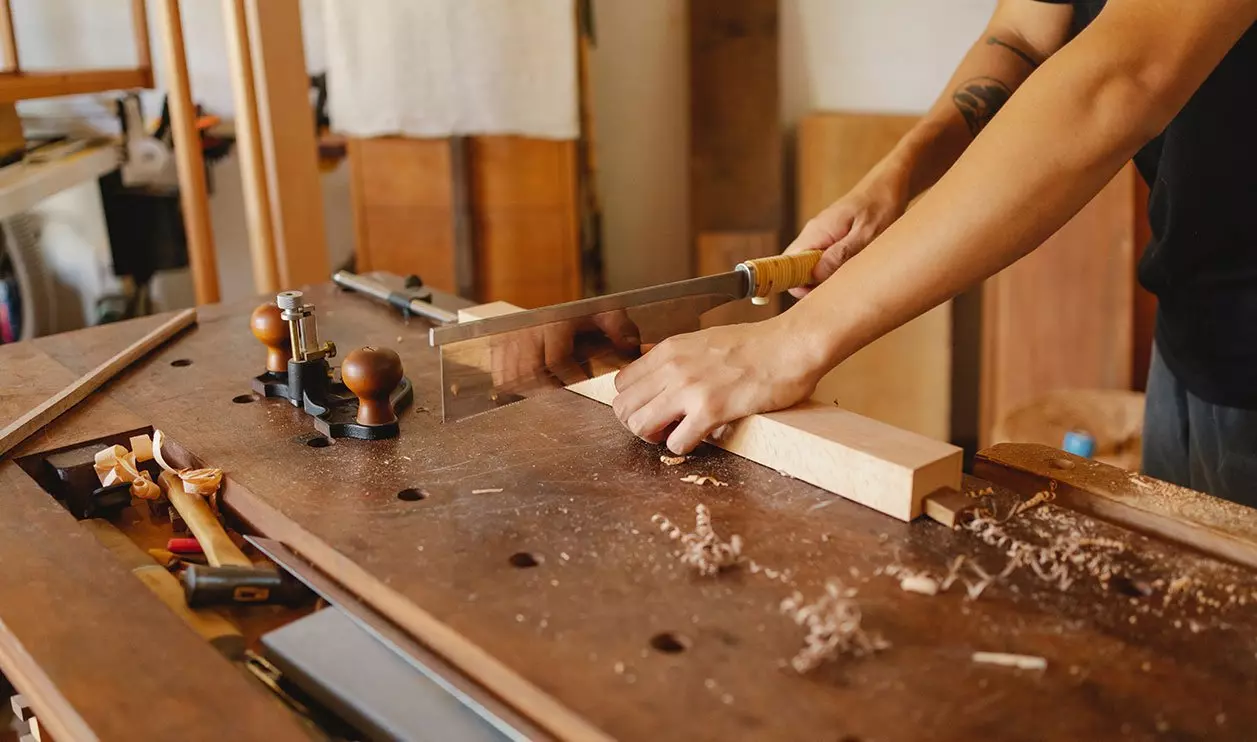 carpintero cortando Muebles a medida Bilbao