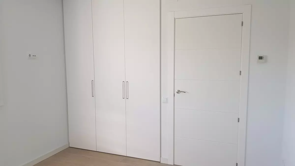 puerta y armarios empotrados blancos Armarios empotrados Bilbao